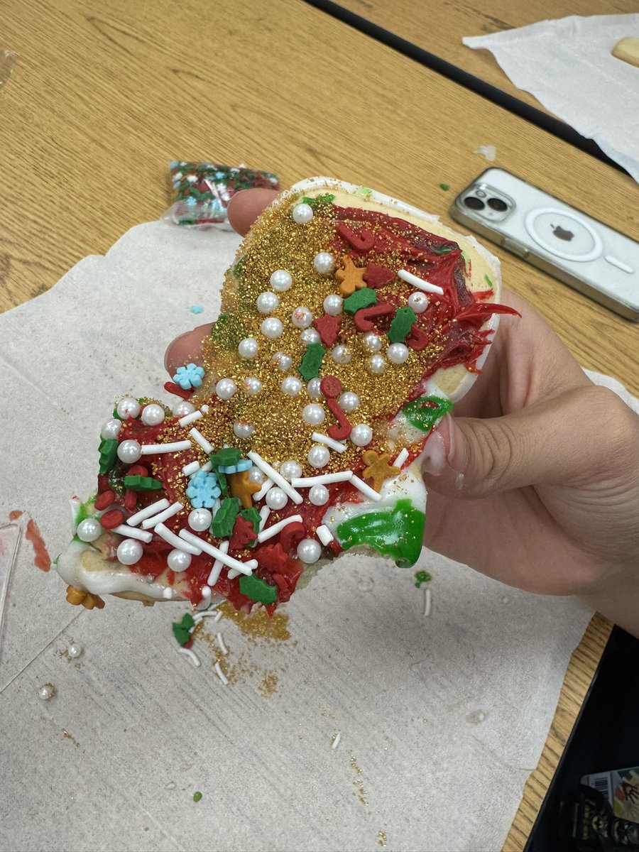 GMS_Horizons's tweet photo. Continuing the week with our holiday festivities! No better way to celebrate than to decorate some sugar cookies! Check out some yummy, cool designs our students made! https://t.co/gRVoM1c3wV