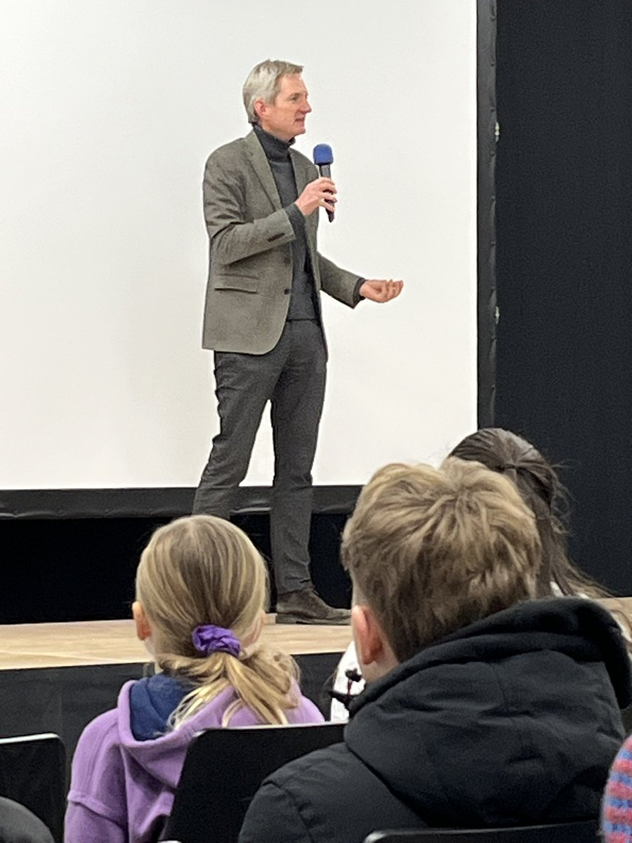EPFL_SPS's tweet image. C’était ce soir la cérémonie de remise des attestations des cours de robotique, aux filles et garçons qui avaient suivi les cours à l’@EPFL à Fribourg. Quelle joie pour ces jeunes de recevoir leur attestation et de montrer leurs projets aux parents fiers et enthousiastes. Bravo