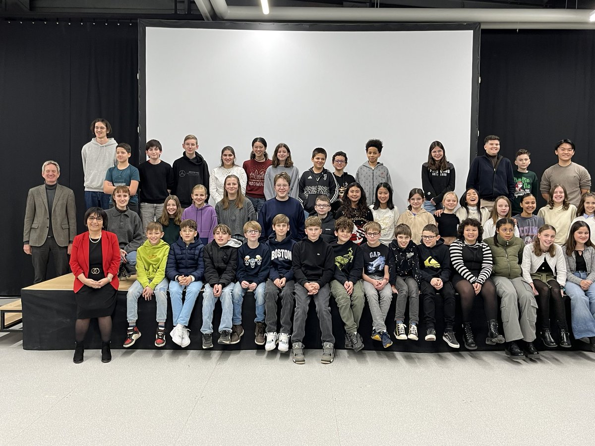 EPFL_SPS's tweet image. C’était ce soir la cérémonie de remise des attestations des cours de robotique, aux filles et garçons qui avaient suivi les cours à l’@EPFL à Fribourg. Quelle joie pour ces jeunes de recevoir leur attestation et de montrer leurs projets aux parents fiers et enthousiastes. Bravo