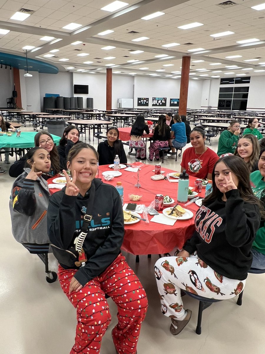 PHHSSoftball3's tweet photo. We had so much fun at our Holiday Party! Good food, good laughs, and good company! 🥳🌲🎁 https://t.co/H2ebXPyKQE
