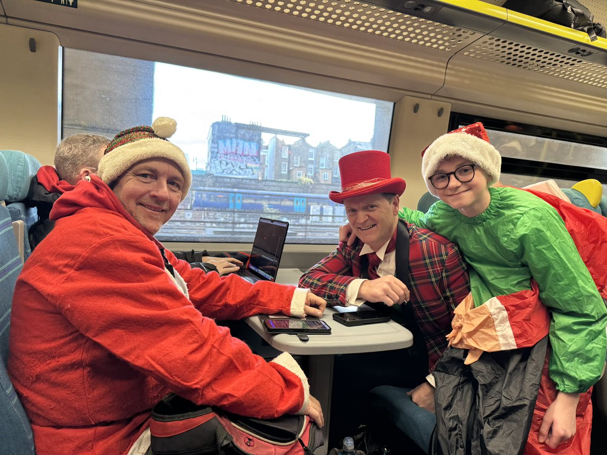 These gents were on their way to London to participate in a festive group roller skate. I told them about the time I won a shoot the duck competition  (if you know, you know) 🛼 #Talking2Strangers