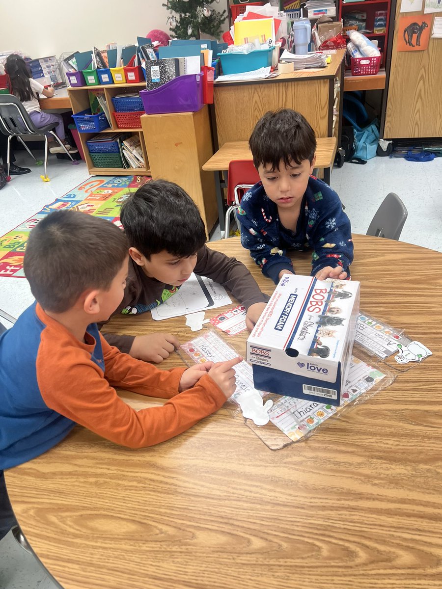mrsadkissonlcps's tweet photo. Kindergarten designed a plan to trap the gingerbread man! Then reflecting on their plans, they brought their designs to life. Check out this creativity &amp; collaboration! @SugarlandES https://t.co/W0gI9qEARD