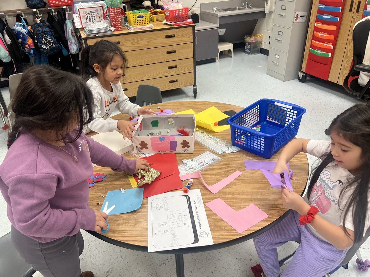mrsadkissonlcps's tweet photo. Kindergarten designed a plan to trap the gingerbread man! Then reflecting on their plans, they brought their designs to life. Check out this creativity &amp; collaboration! @SugarlandES https://t.co/W0gI9qEARD