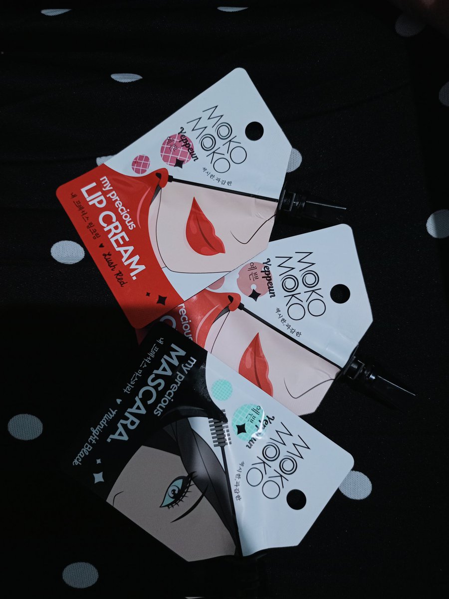 Produk Mokomoko tuh selalu jadi andalanku, gimana gak, waktu awal-awal belajar makeup tuh selalu beli produk maskara dan lip cream dari mokomoko, harganyapun ramahdi kantong tapi kualitasnya keren banget. Momoko selalu di hati🥰