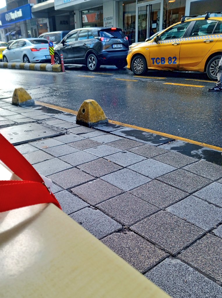 Basbaxa's tweet photo. Sürünmenin ne olduğunu iyi bilen yaşamaktan haz alır. 
Güneşi herkes sever ama nadiren bulursun yağmurlu havada oturanı kapıda... https://t.co/KX1OL6QcfS