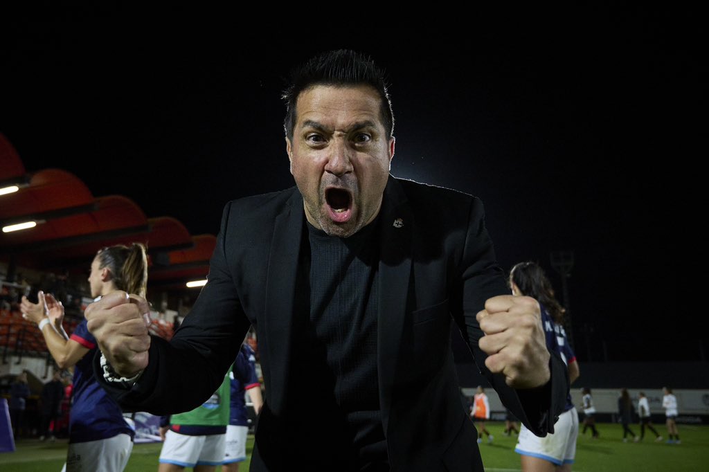 Moi orgulloso de este grupo 💙!

Dificil e moi traballado triunfo que é moi importante para nós!

Gracias a afección que se desprazou a Valencia a apoiar o equipo e tamén os que nos alentaron dende a casa.

Moito ánimo a Malena e a Sami 🙏

Forza Dépor! 💙