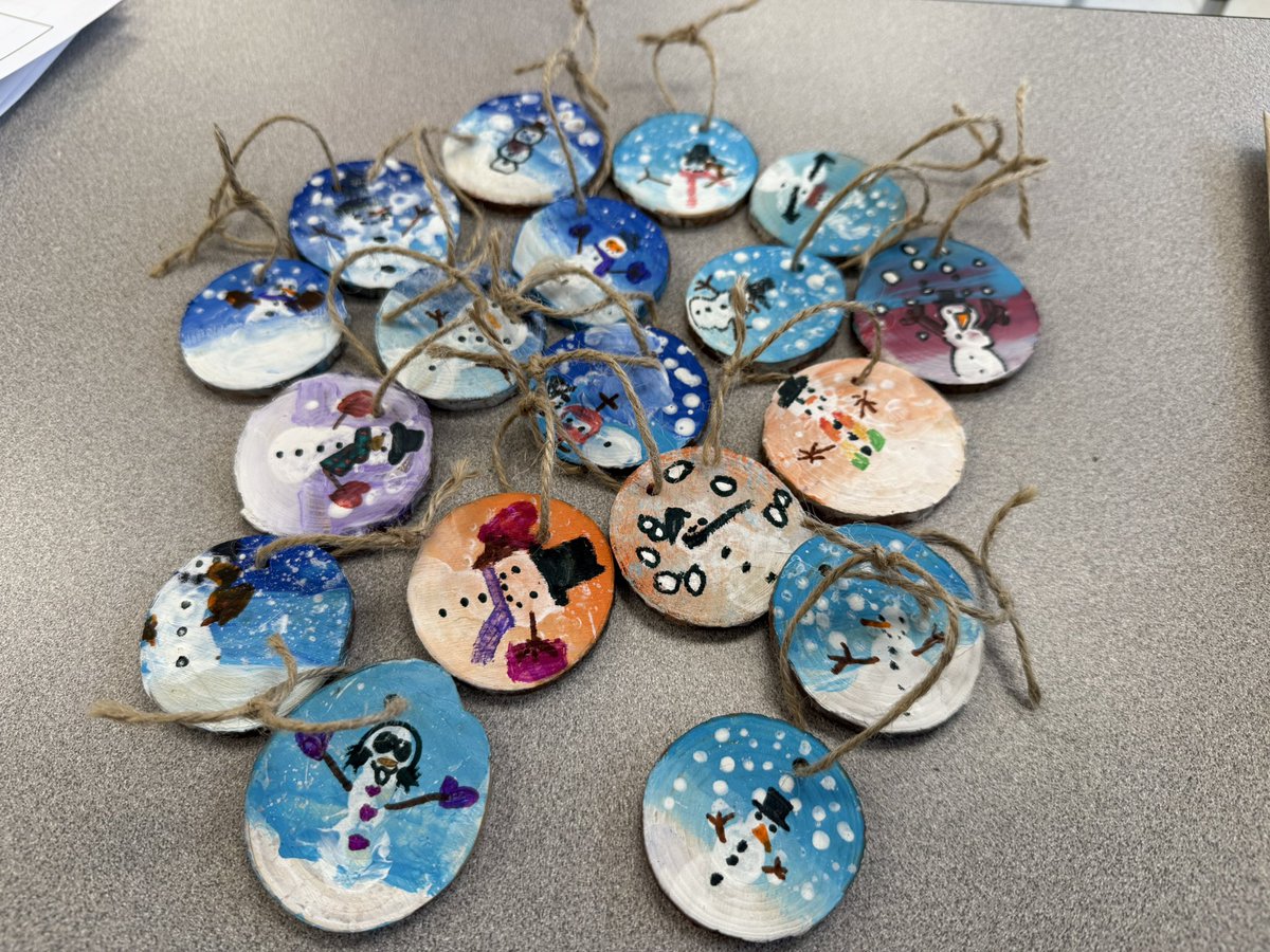 arincunanan's tweet photo. Grade 2/3 students doing incredible winter art in class! @StMariaGorett https://t.co/smbFFIdizN