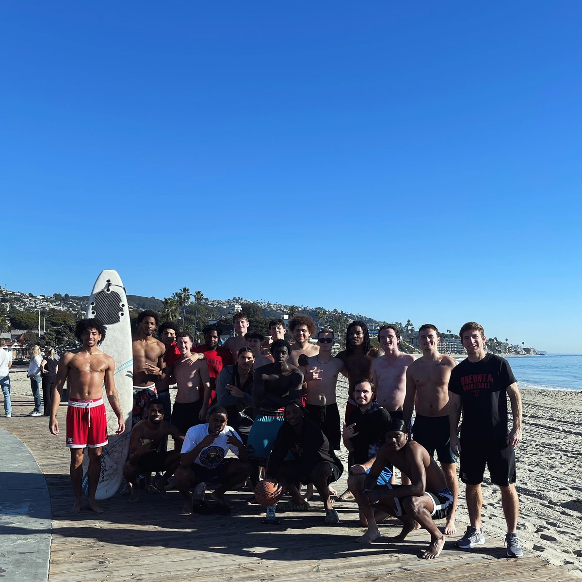 A little bit different than Oneonta in December 🌊🏄‍♂️☀️

#FindAWay🅾️
#D3Hoops