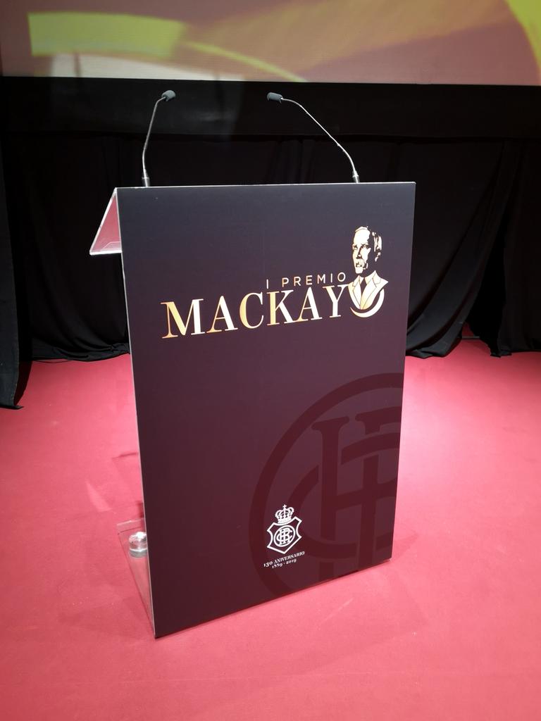 ⚽ Año 2019, en el 130 aniversario del #Decano, camiseta retro conmemorativa y I Gala Mackay con premio Mackay a Marcelino García Toral.
#Recre #Recreativo #DecanoDelFutbolEspañol