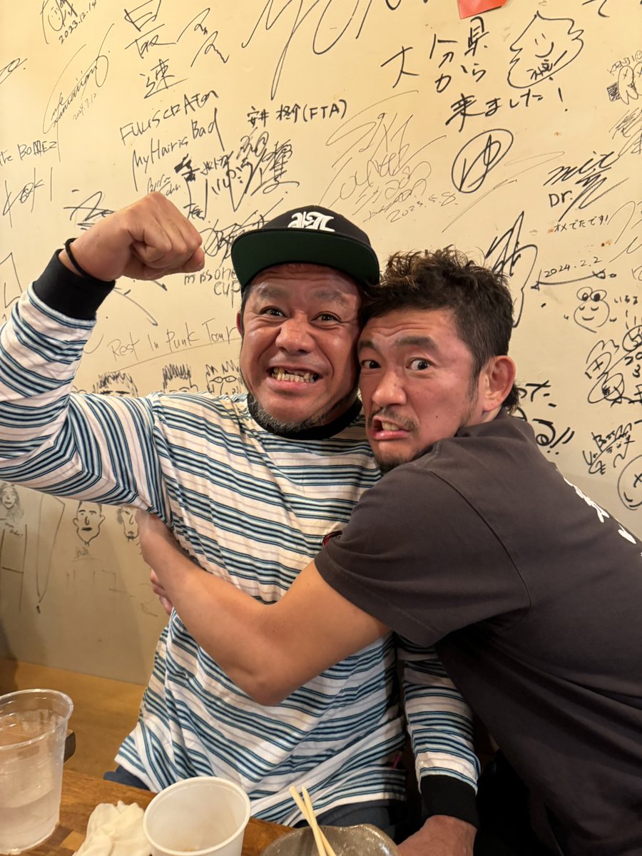 crazymonkey0909's tweet photo. 昨夜は

BRAHMANのTOSHI-LOWさんと🍻

初対面なのに
初対面とは思えない😂

何故なら
僕たち

タメ！！
ドンパ！！
同い年！！

そして
この　
ロックアップ⚡

ミュージシャンとは思えない力強さでした💪
お互いLEVEL UPしていきましょう！！

ワス🐵 https://t.co/ln9JyKox5L