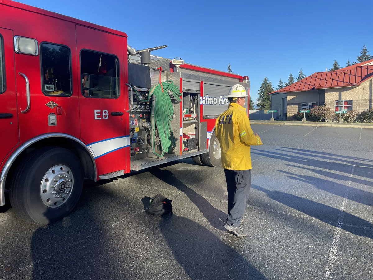 NanaimoFire's tweet photo. Day 3 of our Wildland training responding to the interface is going strong. We would like to thank the residents of Dogwood Rd for allowing us to use your backyards for our field exercises. 
@IAFF905 @cityofnanaimo https://t.co/WqfR42fM7Q
