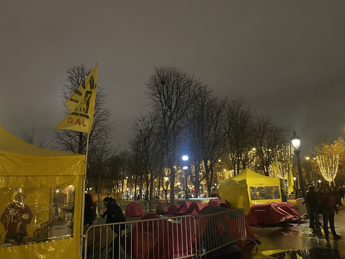 federationdal's tweet photo. Le camp des DALOs s’installe PLACE CLEMENCEAU «  sur les Champs Élysées » ce mercredi 18 décembre 2024.
L’arrêté d’interdiction
du Préfet de police a encore été jugé illégal par la justice.

 Communiqué de presse à lire dans notre site internet

https://t.co/4vkZJ5PjDz https://t.co/5qqHhas1B8