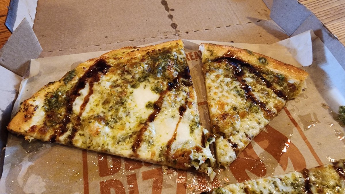 VitoComedy's tweet image. Uneven pizza slices #biggestproblem