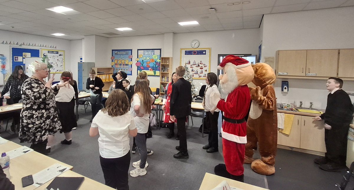 Thank you to <a href="/MrsScott_PTASN/">Mrs Scott</a>, her fabulous team and amazing pupils for inviting me along to their Christmas Party in The Harbour today. I had a wonderful time 🤩. <a href="/LighthouseGhs/">GHS_Lighthouse</a> <a href="/GHSASC2/">GrangemouthHSASC</a> <a href="/MissAndersASC/">Miss Anderson</a> <a href="/GHScaptains24/">GHS Captains</a>
