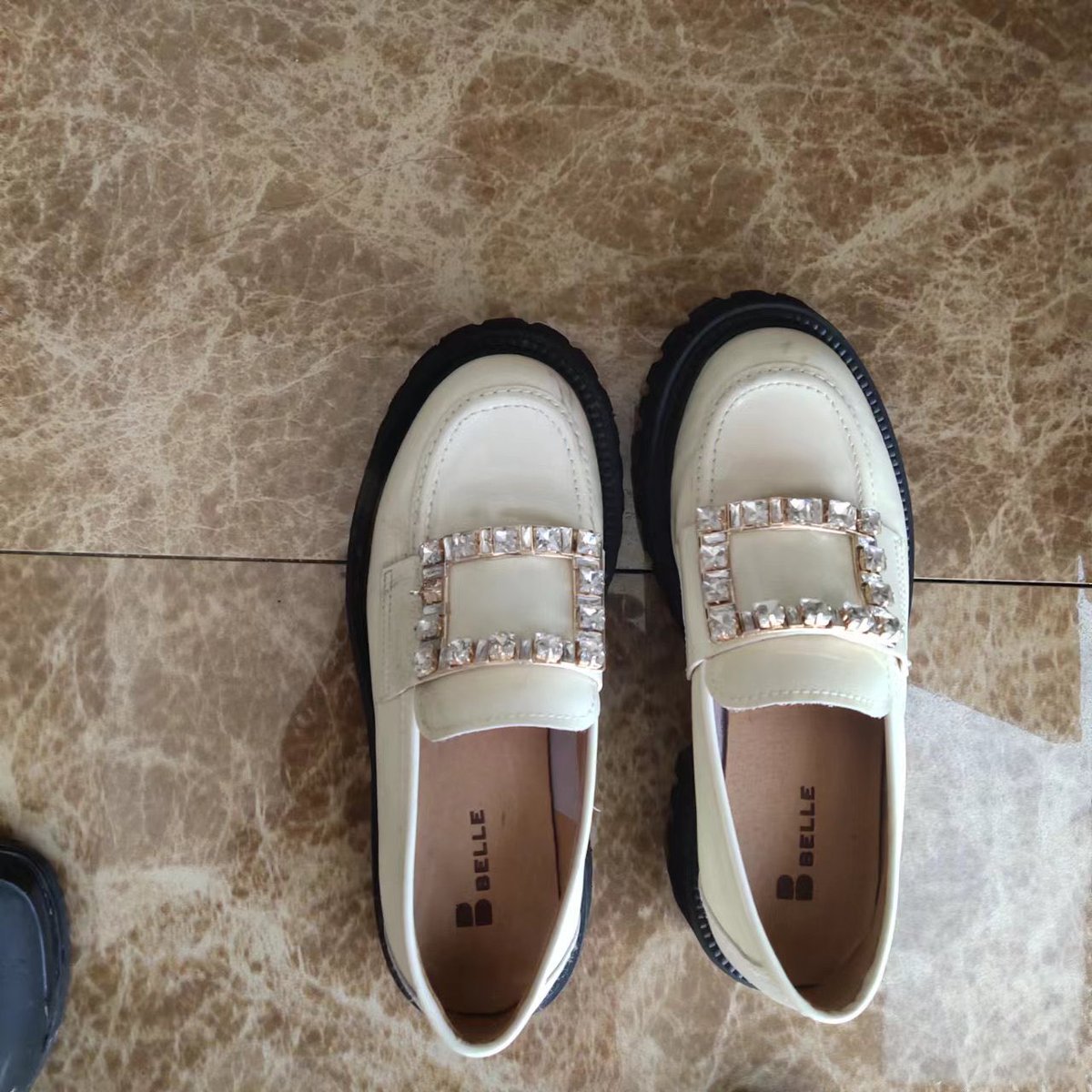 vpie288753's tweet photo. 哇，兄弟们，这双极品骚货的单鞋，骚货的鞋底 味道那股酸臭，是真的喜欢，你是真的骚啊，太上头了，骚姐姐，我来给你呵护保养一下  #鞋底奴 #楼道 #扫楼打胶 #扫楼 #打胶 #打飞机 https://t.co/DNcriZVzuS