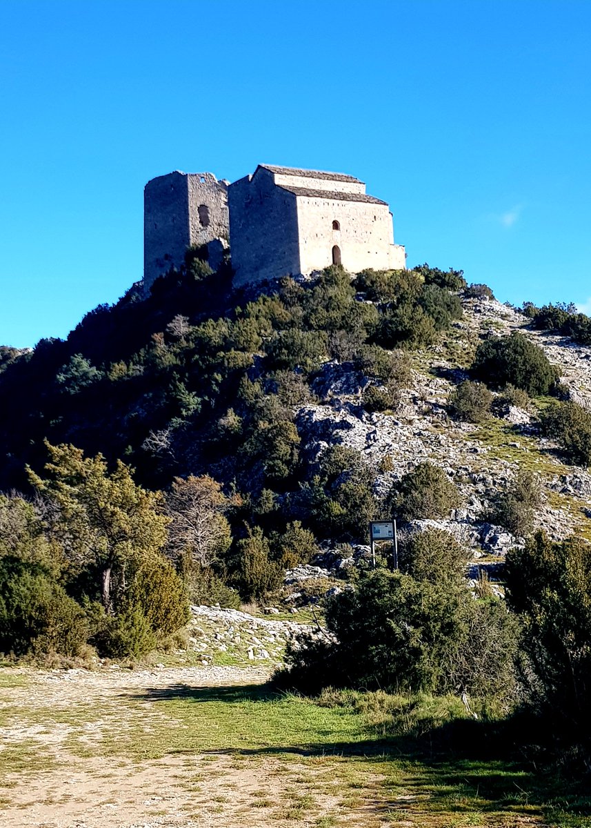 DalenValle's tweet photo. Hace poco vimos el interior de la ermita de Samitier. Aquí se comprende que, con el castillo, forma una atalaya fortificada, parte de un sistema de comunicación casi instantanea. Vamos a visitar otra de estas atalayas y continuamos. #Samitier #Prepirineo #Huesca #Aragón https://t.co/hsvVdgdzdg