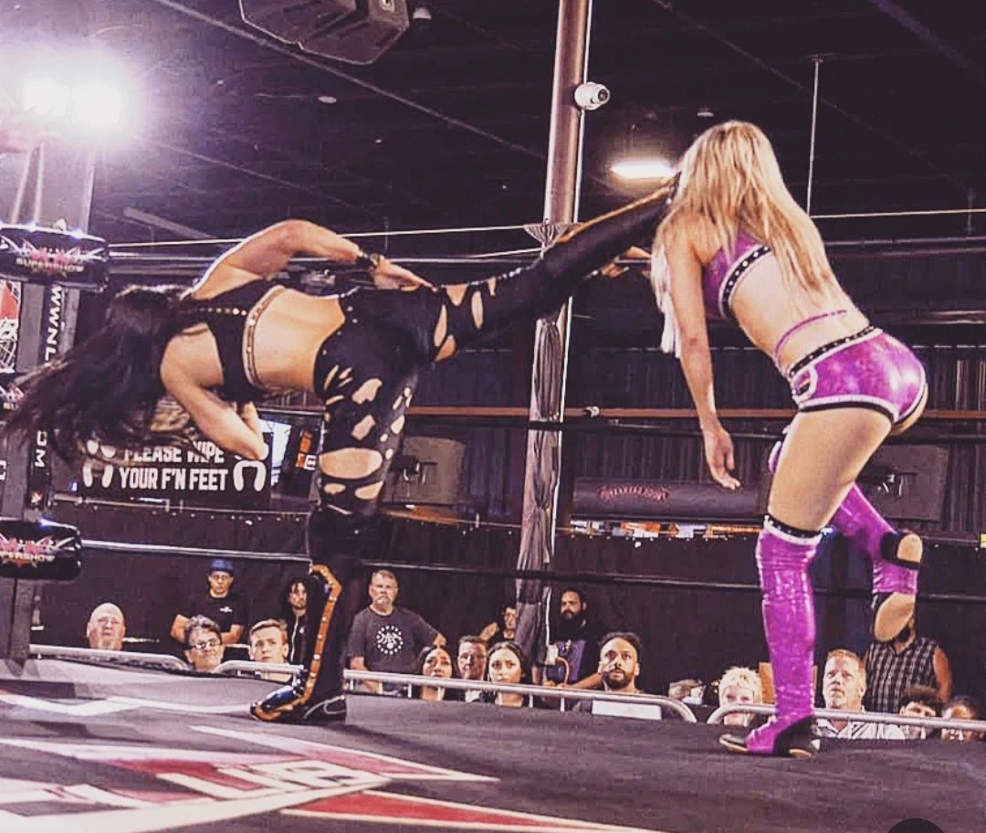 RealIvelisse's tweet image. 🍑💥
Fun fact: My Wrestling Gear Tops usually have spikes alongside the spine area to honor Artemisia from 300 Rise of an Empire 🗡
📸 @_ModernMyth_ #BattleForTheBelts #WWEID