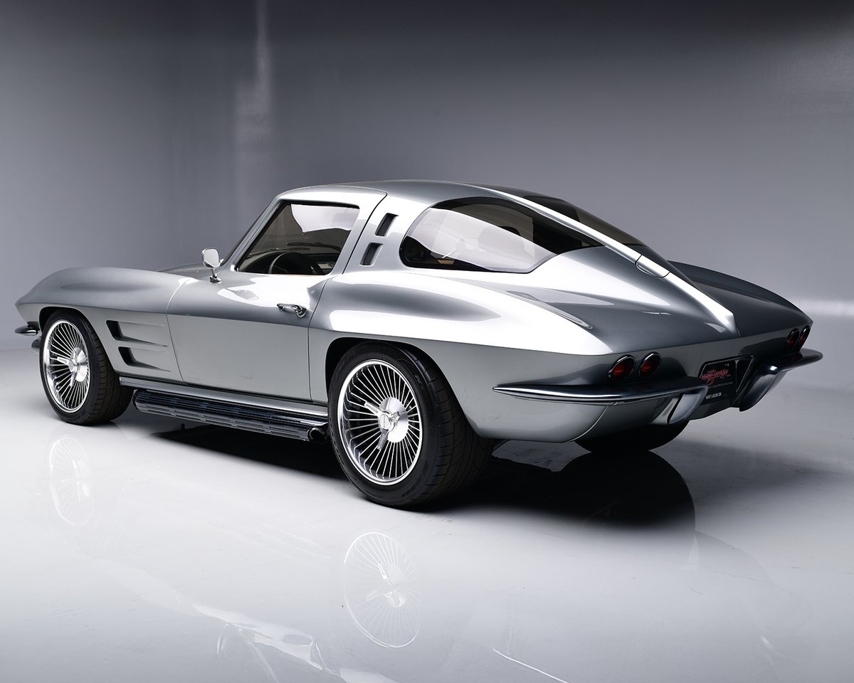 Barrett_Jackson's tweet photo. @chevrolet @SEMASHOW Powered by a fuel-injected LS3 V8, riding on an #ArtMorrison C7 chassis with @Wilwoodbrakes and #VintageAir, it's a blend of classic style and modern performance. Selling with No Reserve at the 2025 Scottsdale Auction, Jan. 18-26 at WestWorld.
Learn more: https://t.co/BRli0uERLa https://t.co/0G76DVzmzO