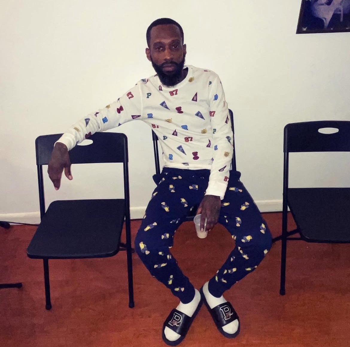 WaltMadeMeLaugh's tweet image. My family said we gotta dress in pajamas for the family Christmas party 
Polo Robe w/ the Polo PJs under of course 
Can’t forget the Lo Slippers 

And please believe I really do this already 

True #LoHead #BronxNigga