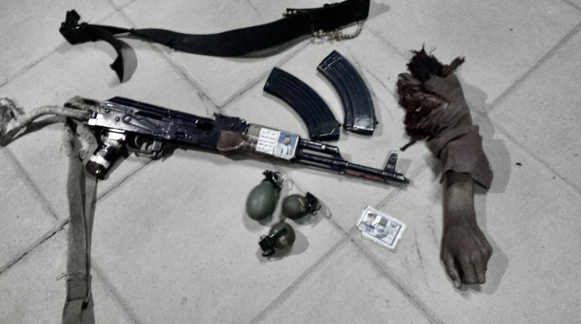 HzBr_'s tweet photo. بقية الزيدي يديه ورشاش 
وصوره بها عبدالملك محتظنها

لاشن ويخدم في مفاهيمه اللاش 
تبت يدين اهل الفتن في يمنها https://t.co/hzpfxGa1Ik