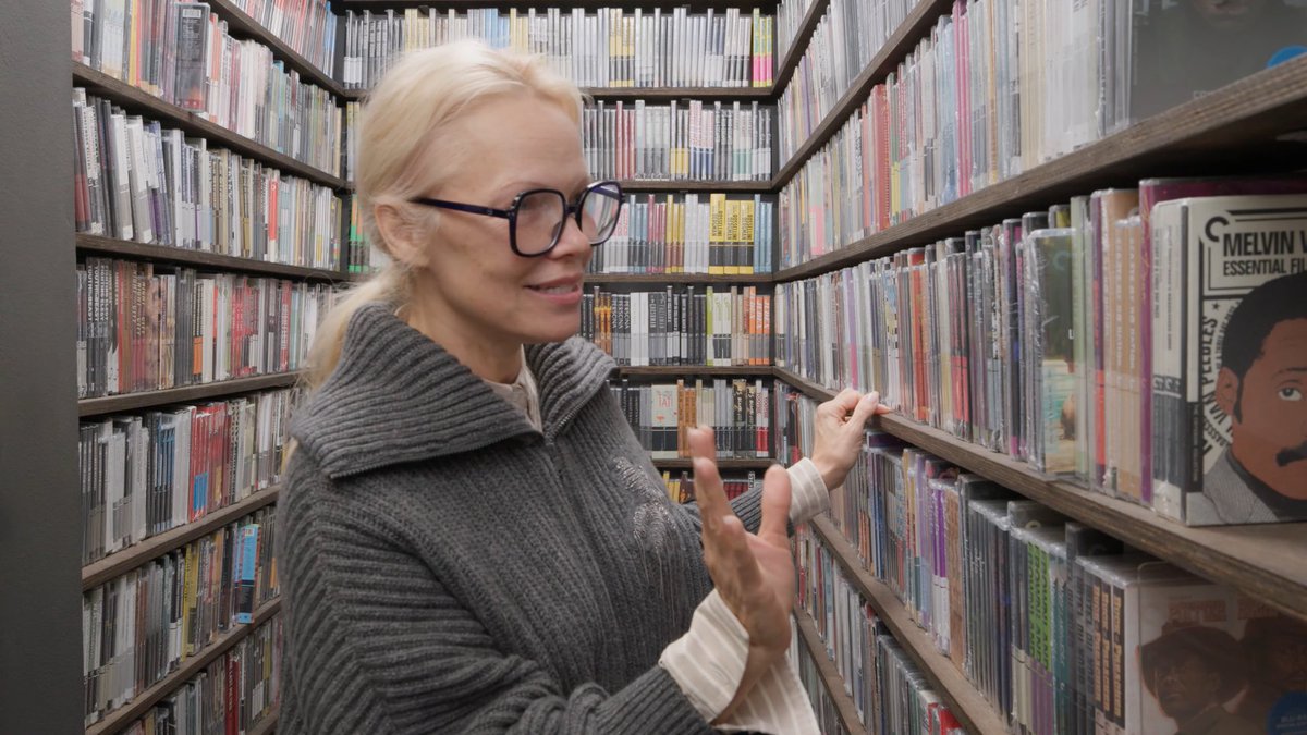 wengelll's tweet photo. i love pamela anderson her big beautiful glasses just adds to her aura https://t.co/Jrn2iF9Krm