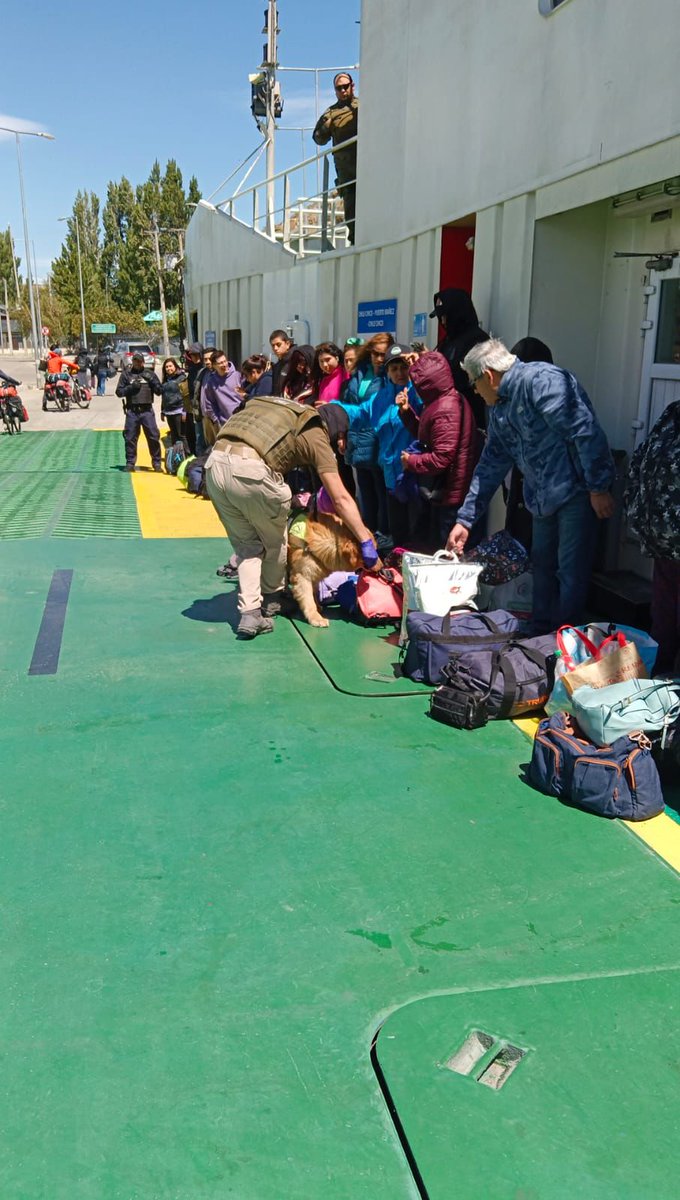 Carab_Aysen's tweet photo. 🚨Fiscalización en Acción:
Plan #NavidadSegura: Carabineros #OS7 #Aysén apoyados por el can antidrogas "Gazu" fiscalizó barcaza de #ChileChico e identificó a 2 infractores a Ley 20.000.
Reafirmamos el compromiso con la seguridad y la lucha contra el tráfico de drogas en la región https://t.co/LM7ACZbvWj