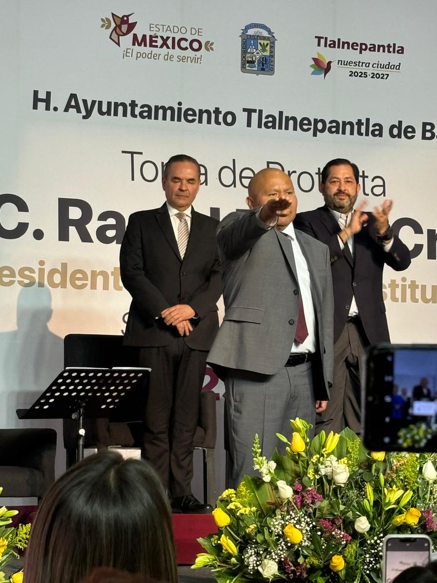 Esta tarde, acompañé con emoción al Mtro. @racielperezc_ en su toma de protesta como presidente municipal. #Tlalnepantla, mi tierra querida, inicia una nueva etapa con esperanza y compromiso. ¡El mayor de los éxitos en este importante camino por el bienestar de todas y todos!