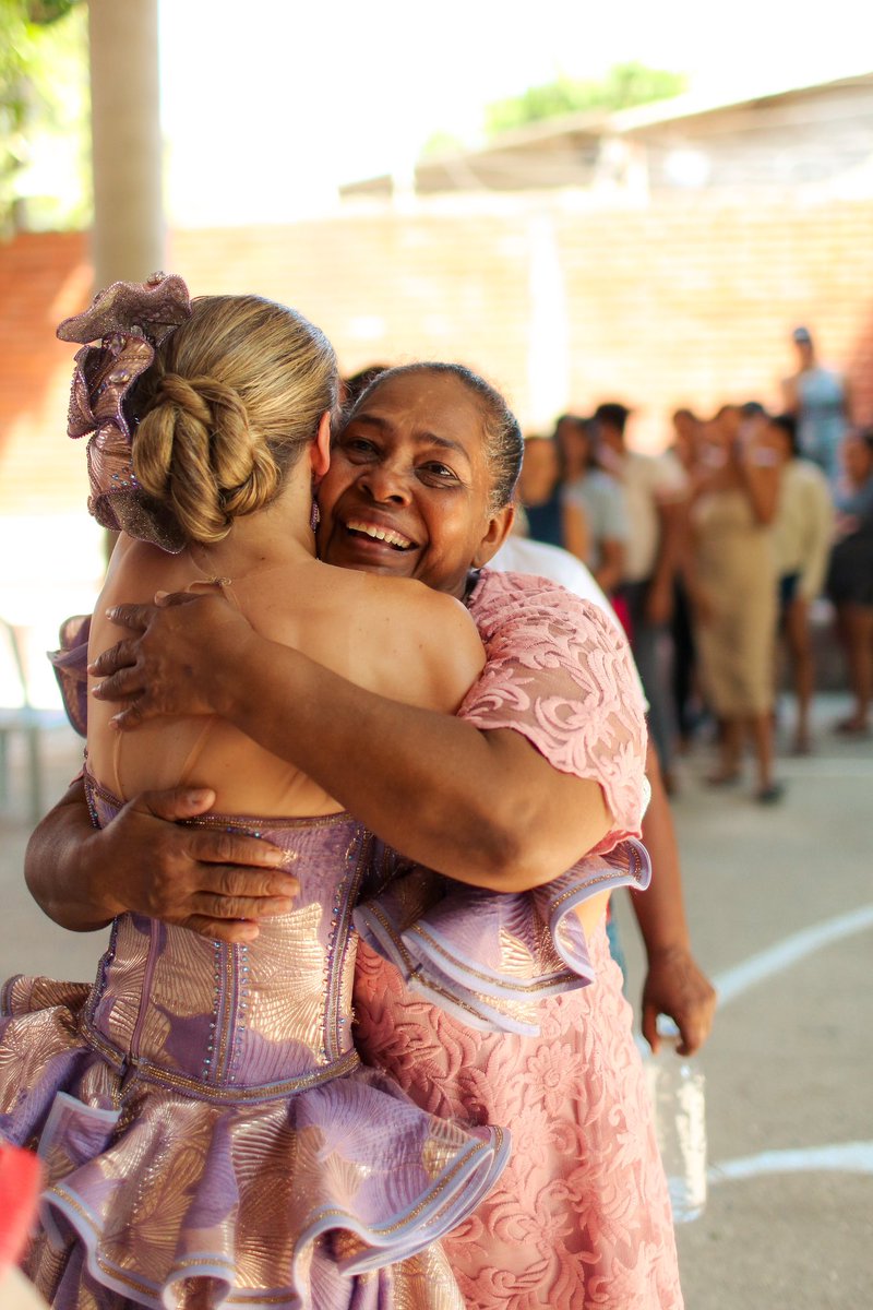 El mejor legado que podemos dejar en la vida es el amor, las sonrisas y momentos bacanos con quienes nos rodean. En esta Navidad, sigo coleccionando recuerdos con ellos: niños, abuelitos y familias que vibran con esta fiesta que llevamos en el alma ♥️👑✨.