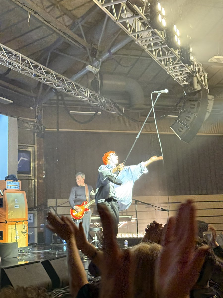 Amazing <a href="/TravisBand/">Travis</a> gig tonight in Sheffield <a href="/franhealy/">Fran Healy</a> such a good front man, engaging story teller and all round great guy!