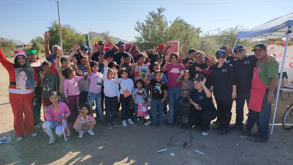 bujia_la's tweet photo. HOY ES UN DIA ESPECIAL PARA MI, MUCHOS DE ESTOS...
Acudí a una invasión Nueva Ilusión, por Quiroga final al sur,  a una posada en la que dieron dulces, pastel ,muchos regalos y #TacosDelBeto. Ser patrocinador es  bombear el corazón al ver sonrisas de niños. Ahí les mando vídeo.👇🏻 https://t.co/qcRqLBhfEb