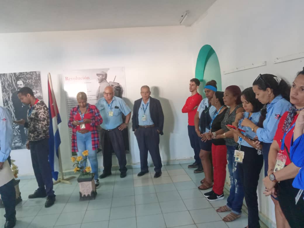 YamiCabrera789's tweet photo. En la #ESPAC Nivel Central se realizó emotivo acto en saludo al Aniversario 66 del Triunfo de la Revolución, escenario ideal para respaldar la convocatoria realizada por @DiazCanelB. #CtcLaHabana @AerovaraderoSA @AlfredoVzquezP @CubaCentral @BoyerosAmpp @EcasaHabana https://t.co/grpVLaw9Dl