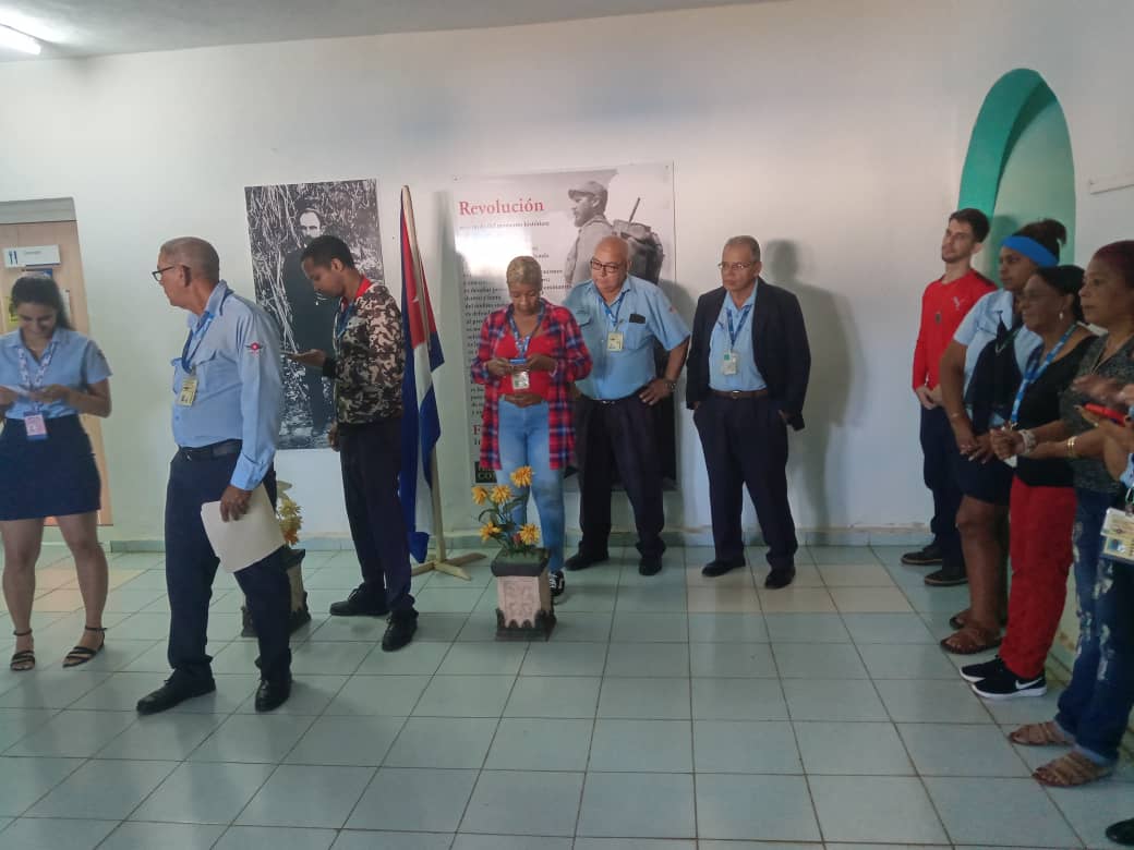 YamiCabrera789's tweet photo. En la #ESPAC Nivel Central se realizó emotivo acto en saludo al Aniversario 66 del Triunfo de la Revolución, escenario ideal para respaldar la convocatoria realizada por @DiazCanelB. #CtcLaHabana @AerovaraderoSA @AlfredoVzquezP @CubaCentral @BoyerosAmpp @EcasaHabana https://t.co/grpVLaw9Dl
