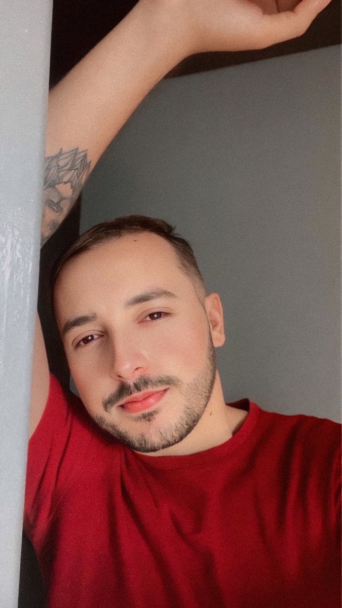 ssacmendes's tweet image. De vermelho, mas n tem sorte no amor.