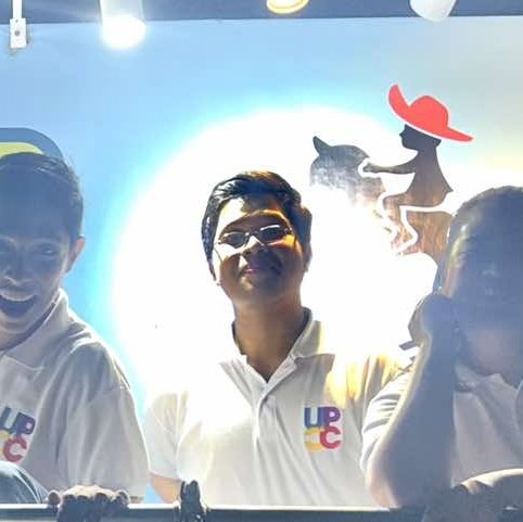 DaOnlyJuspeh's tweet photo. Parang ikacanonize na ata ako sa pic na toh. PERO FUN PO KUMANTA SA TRUCK. Di niyo rinig isa't isa LMAO

@JNakupil ur turn for low qual dp
#NewProfilePic https://t.co/Fxp1TcrPfp