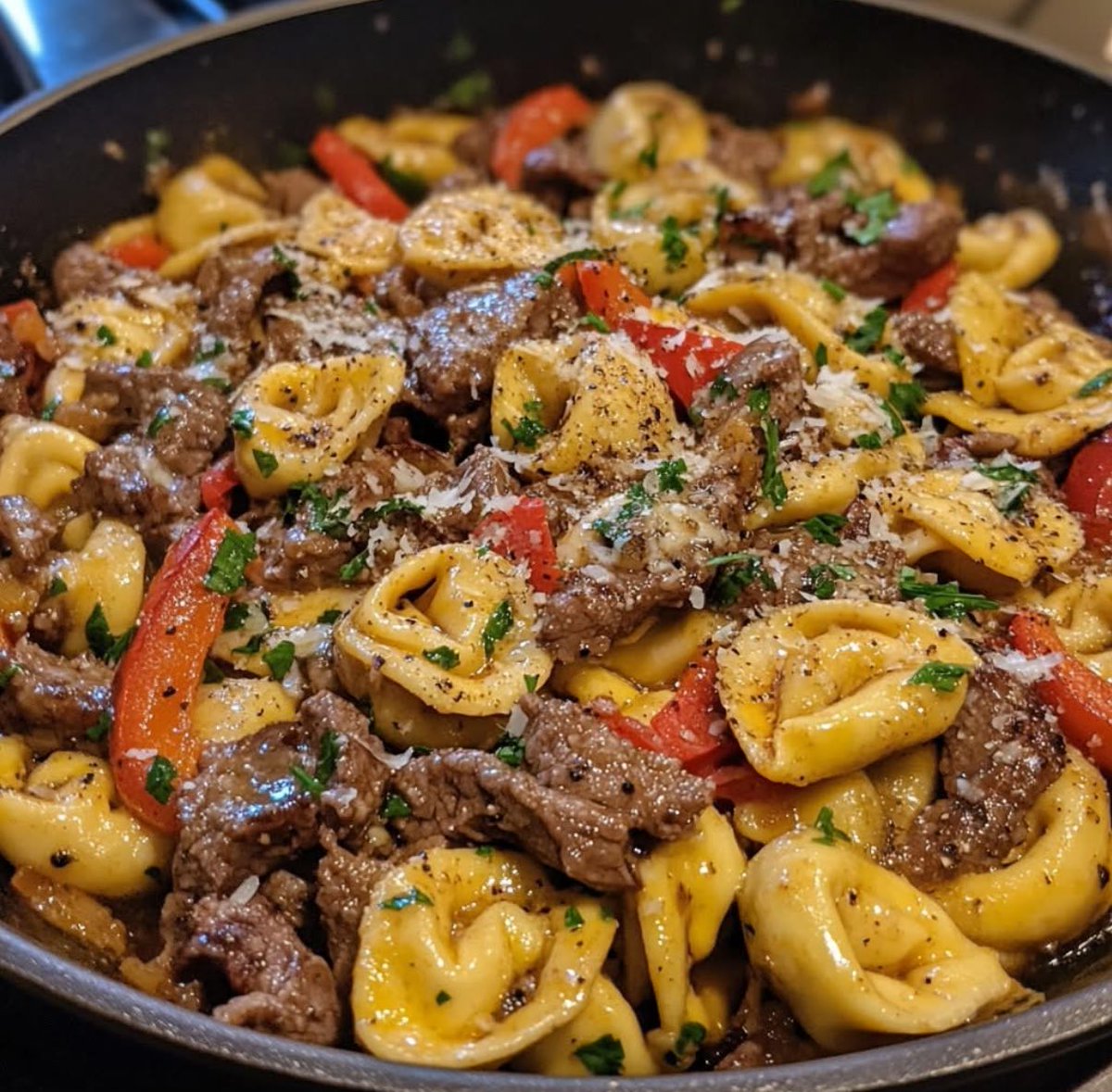 FoodPleaser's tweet photo. Savory Cheesesteak Tortellini in Creamy Provolone Sauce 🍝 🥩 https://t.co/ZqqlA2Ey8T