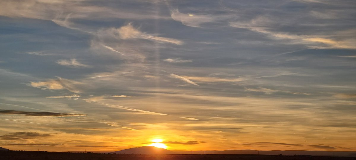 RabidRocks888's tweet photo. #WednesdayNight #wednesdaysunset #Wednesday #SLV #sunset #sunsetxvibes #sunsetclub #sundown https://t.co/qdFOPgtJxn
