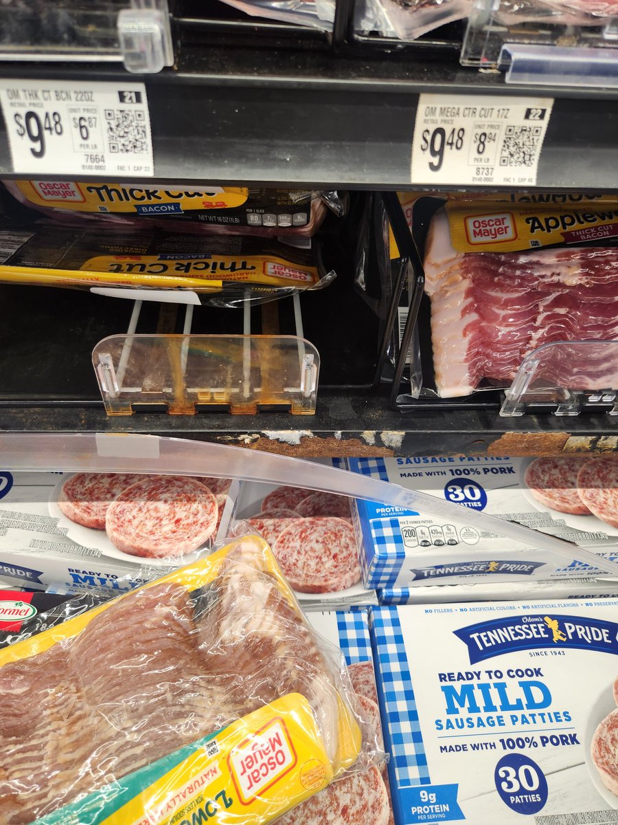 BJaqua22955's tweet photo. @Walmart @WalmartInc putting the meat you sell on rusted wet metal? #walmart do better! https://t.co/HZA40N9YIj