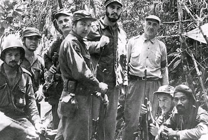 Radio_SG's tweet photo. #RadioSG🎙️
🇨🇺Cinco palmas: por la senda del triunfo.

➡️Un día como hoy 68 años después, trae a la memoria  el emotivo reencuentro entre Fidel y Raúl, que es  inspiración de lucha y de victoria por muy difíciles que  sean las circunstancias.

#66Aniversario https://t.co/2kPKgYCgpn