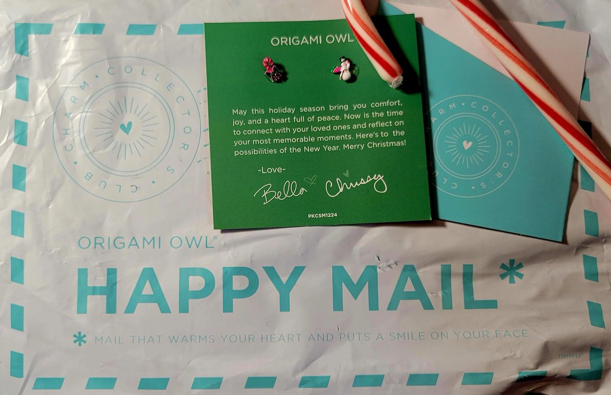 jayneanastasia's tweet photo. Today's #HappyMail!! 2 charms from my Charm Collector's Club subscription π©·π©΅ #OrigamiOwlπ₯‘π¦ #MerryChristmas #HappyHolidays #CandyCane #SnowmanβοΈ https://t.co/uStBUIcpsX