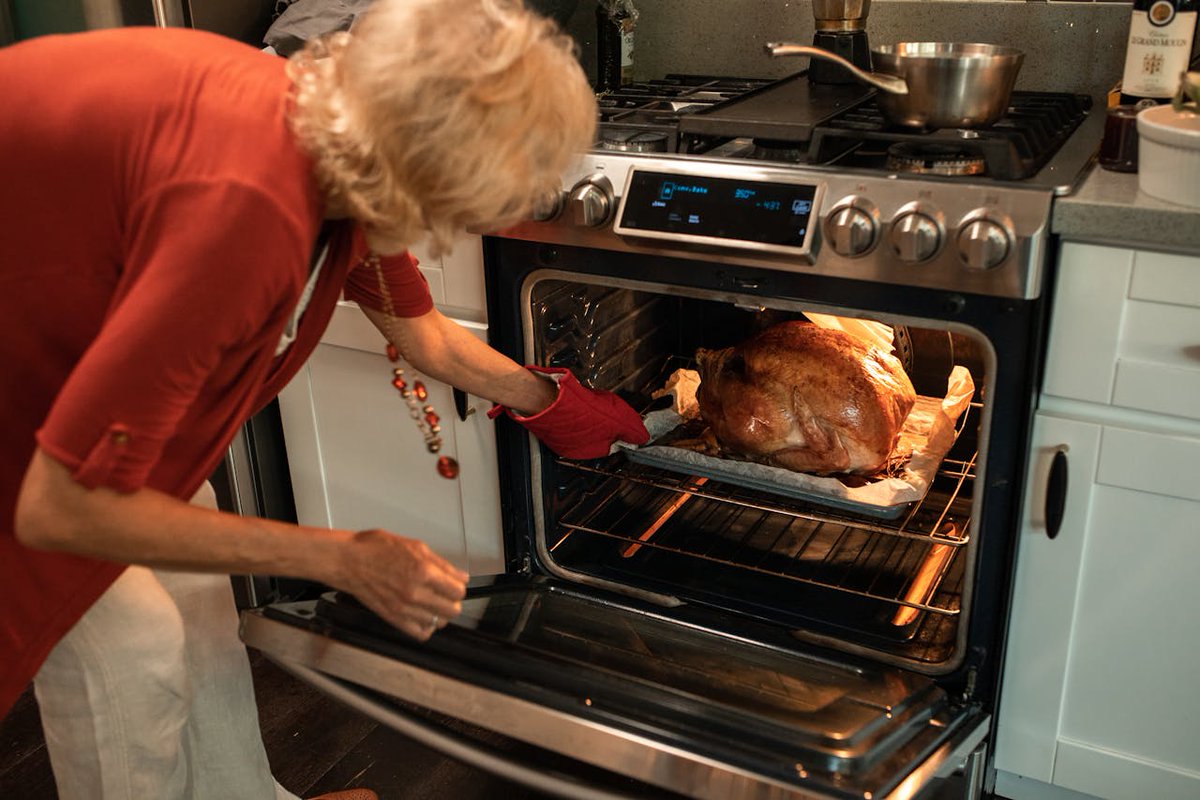 NikkiesKitchen's tweet image. Don’t overcrowd your oven when cooking your holiday meal! Giving dishes enough space allows heat to circulate properly, ensuring everything cooks evenly and comes out perfectly. 

#CookingHacks #HolidayMealPrep #EvenCooking #KitchenTips #FestiveCooking #PlanAhead #CookingSuccess