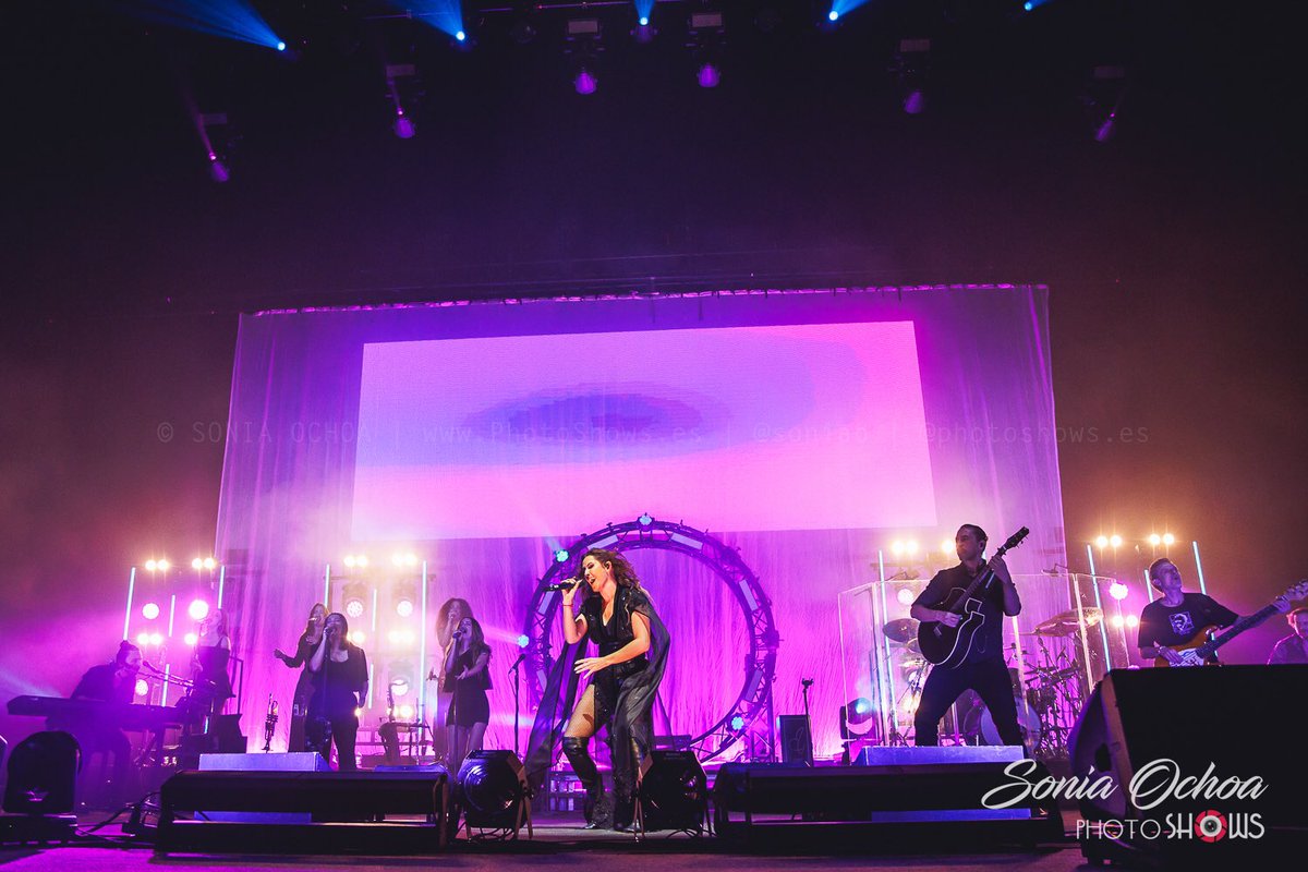 PhotoShows_es's tweet photo. #PhotoShows @_maluoficial_ emociona y apasiona dejándose la piel en el mágico penúltimo concierto de su #ATodoSíTour en el Auditori @CCIB_Forum de #Barcelona
Más 📷 en el enlace! 👇🏼
https://t.co/oIf7UrpfXs
📷: @soniaoo 

#Malú #Malu #ATodoSíTourBarcelona #GiraATodoSí #ATodoSí https://t.co/xAKlxNLafG