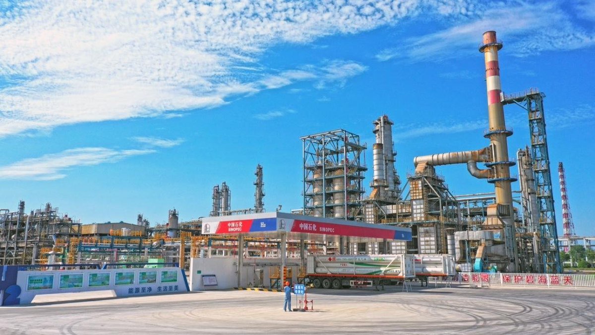 PDChinaBusiness's tweet photo. China's first factory-incorporated seawater-to-hydrogen research project has been established in east China's Qingdao. The project can produce 20 cubic meters of green #hydrogen per hour, offering a new solution for utilizing high-salinity industrial wastewater. https://t.co/gCddf8zVnH