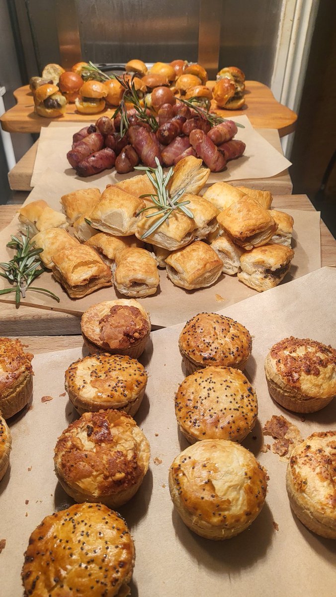 Christmas Mini buffet 
Pick from menu 
Kicthen open every from 12pm 
#Christmas #stalbans