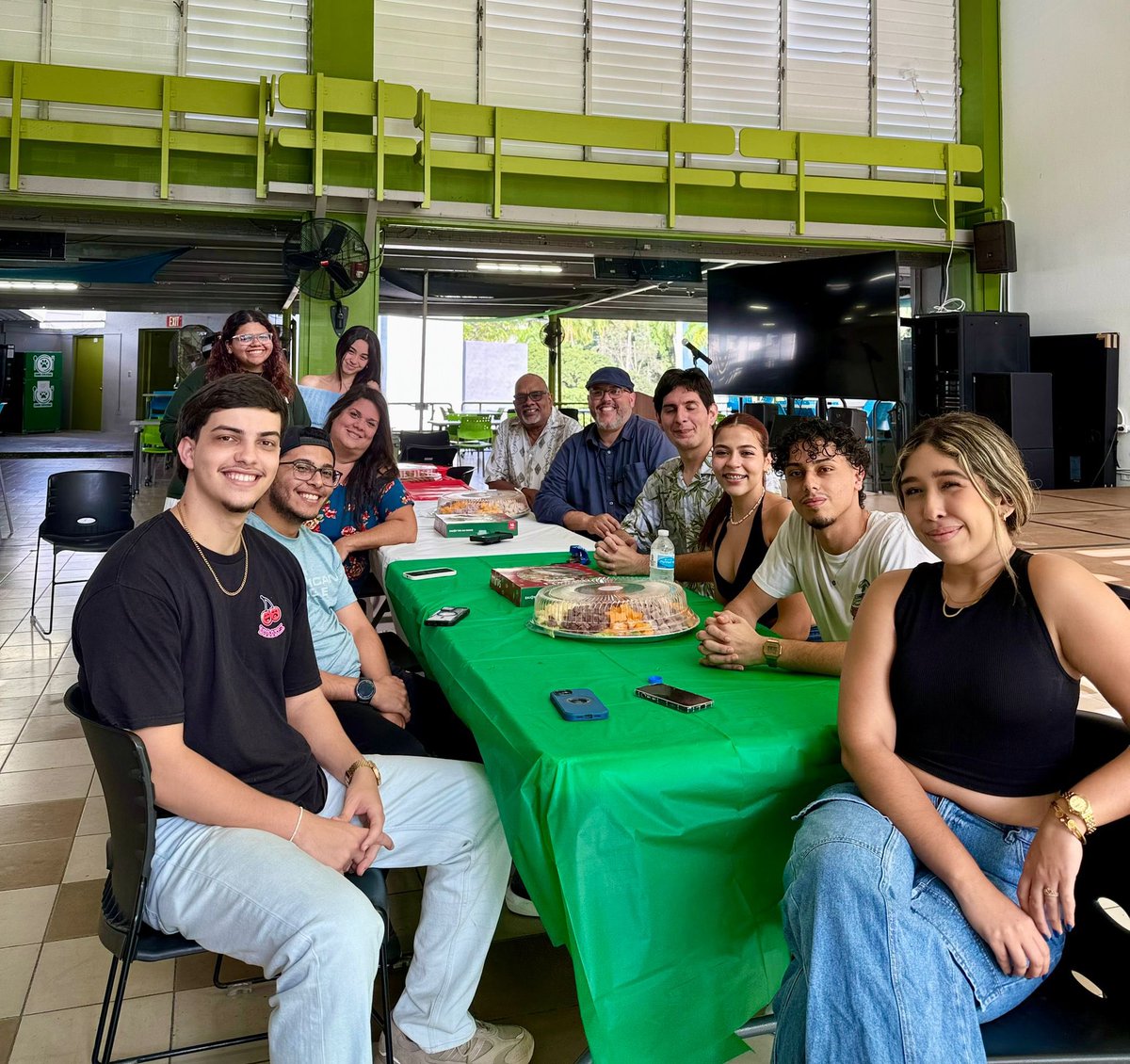 AntonioRamosVe2's tweet photo. Esta fue la última semana en el work. A pesar de la cantidad de trabajo, fueron días bien lindos. Gracias a @Chicadaqui, @_barrieraa_, @fesaly22, @dacevedorosario y demás. Gracias a ustedes trabajamos felices. https://t.co/hgUgghPRvZ
