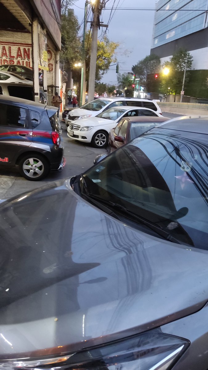 Tokisbego's tweet photo. Buenas tardes, podrían ayudar a la colonia, ya que el taller mecánico en Av Observatorio 338, obstruye el paso de peatones estacionando sus autos sobre la banqueta @TransitoCdMx , @AlcaldiaMHmx @C5_CDMX @OVIALCDMX  gracias https://t.co/7irfWwK0iZ