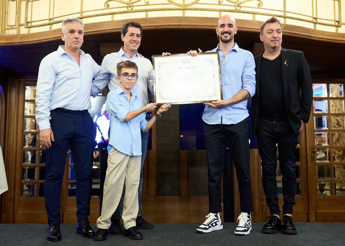 wadodecorrido's tweet photo. Hoy entregamos el Diploma de Honor del Senado de la Nación a Abel Pintos, un gran artista que lleva nuestra identidad al mundo.

Abel, quiero agradecerte por llevar con mucho amor nuestras tradiciones, costumbres y valores a todo el país y al resto del mundo. En tus canciones también llevás un poquito el corazón de cada uno de los argentinos y argentinas.

Es un orgullo reconocer el aporte de estos artistas a la cultura, a nuestra identidad y a nuestras tradiciones. 

Reconocimiento que va también para Luciano Pereyra, compañero de escenario y de la increíble gira “Es Ahora”, que sigue marcando récords y llevando la música argentina a lo más alto. 🇦🇷