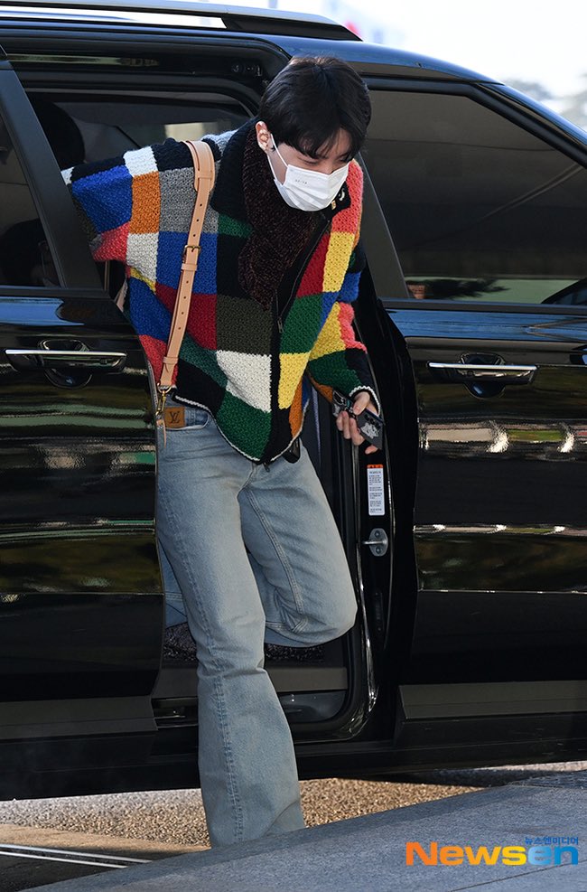 Jhope_Indonesia's tweet photo. 📸 j-hope telah tiba di Bandara Internasional Incheon untuk keberangkatan jadwal di luar negeri

Hayoo kira² hobi mau kemana? 
Kemana pun itu, semoga hobi selamat sampai tujuan yaa 🥰

WE LOVE YOU J-HOPE
HAVE A SAFE FLIGHT HOBI
#jhope #제이홉 #방탄소녀단제이홉 https://t.co/rRfH7ebNGn
