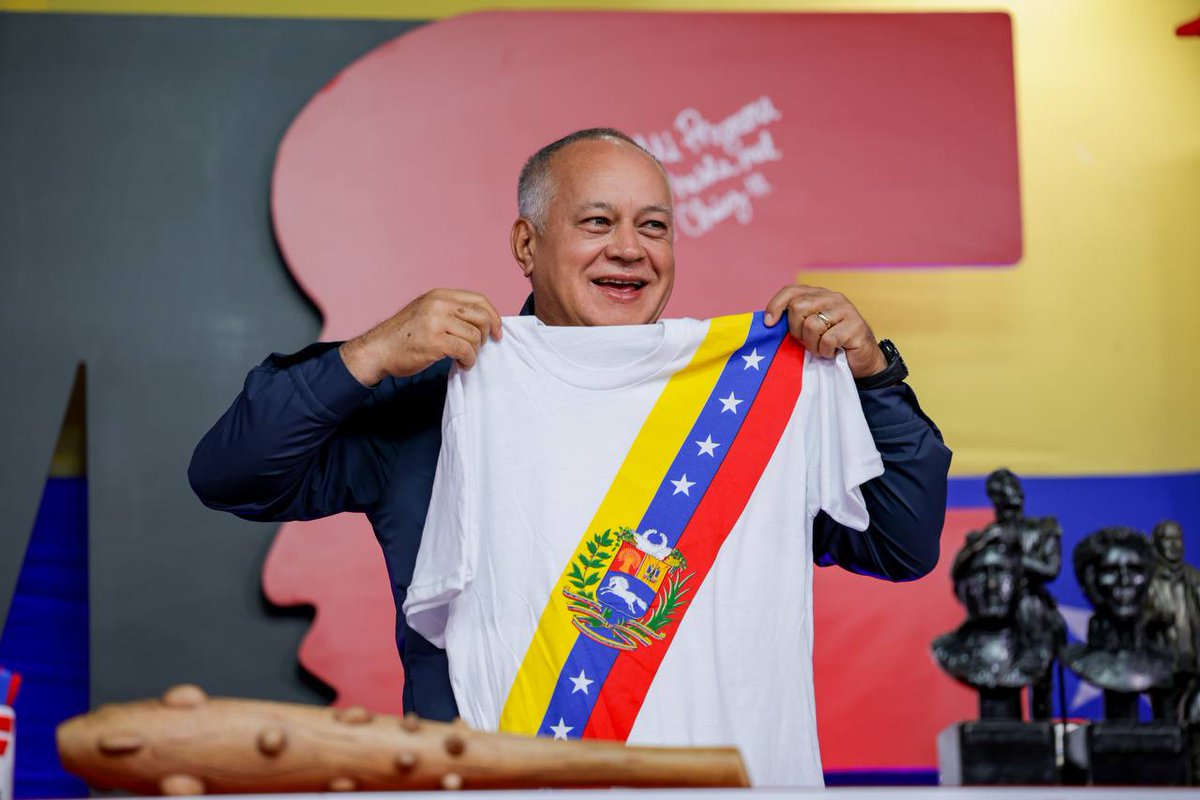 #EnVivo <a href="/dcabellor/">Diosdado Cabello R</a>: Hugo Chávez vino para acá y qué dijo? : Unidad, Batalla y Victoria, pidió unidad de los patriotas, de los que aman la Patria e hizo un sacrificio enorme el Comandante Chávez para venir para acá a dar ese mensaje, hoy día sin duda, la Revolución se mantiene