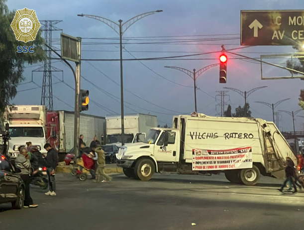 OVIALCDMX's tweet photo. 18:41 #PrecauciónVial | Continúa bloqueo en ambos sentidos de Río de los Remedios y León de los Aldama, col. San Felipe de Jesús, alcaldía Gustavo A. Madero, por manifestantes. #AlternativaVial Eje 5 Norte, Eje 6 Norte, Av. Gran Canal del Desagüe y Eduardo Molina. https://t.co/m3dVqbsIt3