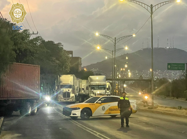 OVIALCDMX's tweet photo. 18:41 #PrecauciónVial | Continúa bloqueo en ambos sentidos de Río de los Remedios y León de los Aldama, col. San Felipe de Jesús, alcaldía Gustavo A. Madero, por manifestantes. #AlternativaVial Eje 5 Norte, Eje 6 Norte, Av. Gran Canal del Desagüe y Eduardo Molina. https://t.co/m3dVqbsIt3